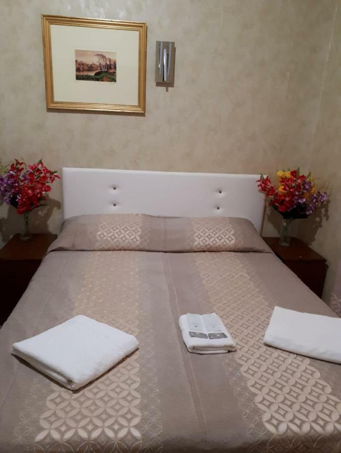 Renting Rooms Rom Exterior foto