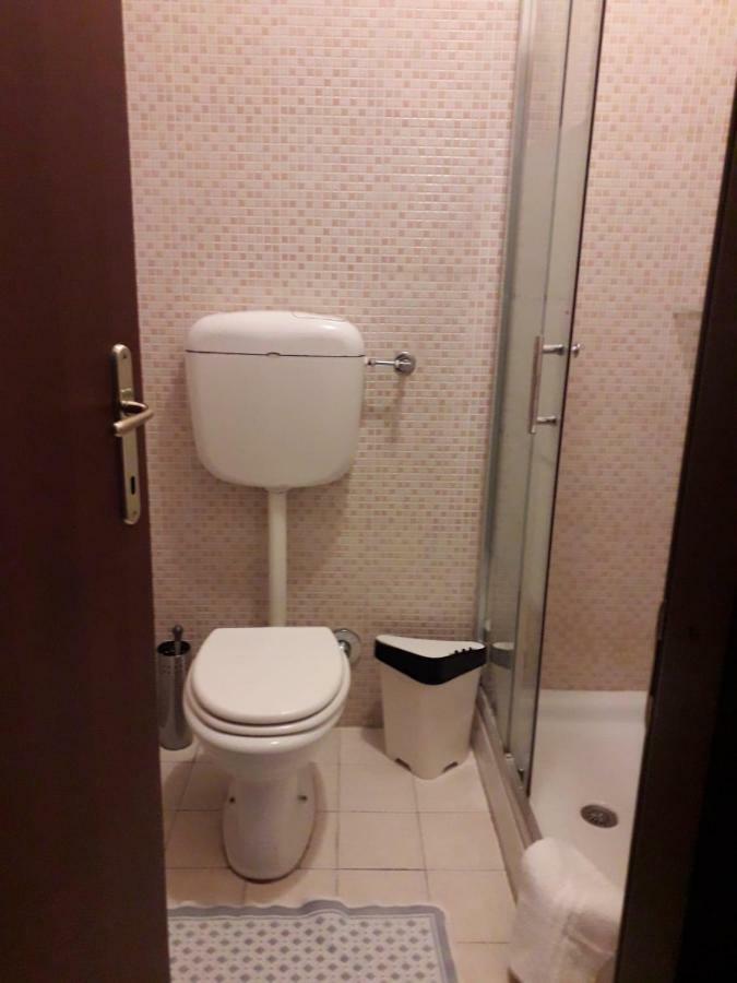Renting Rooms Rom Exterior foto